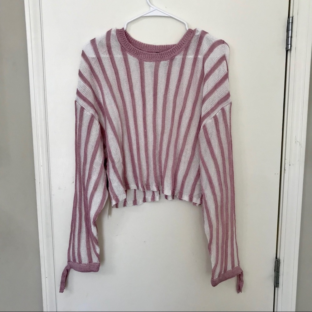 1-01 Babaton
Statement Sleeve Sweater